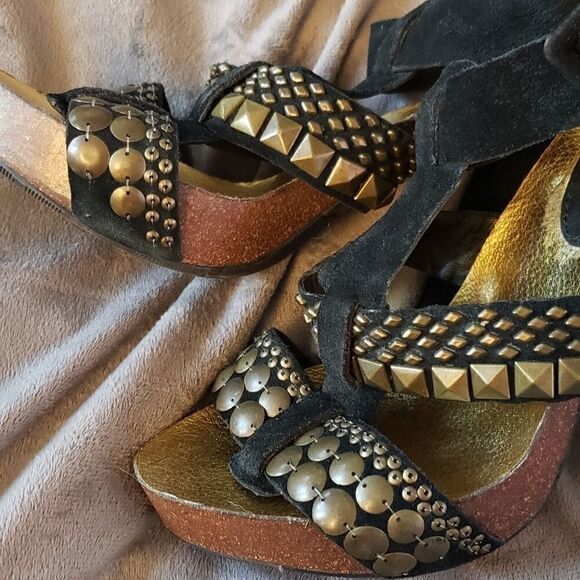 Vince Camuto leather and wood studded sandals - Picture 5 of 5